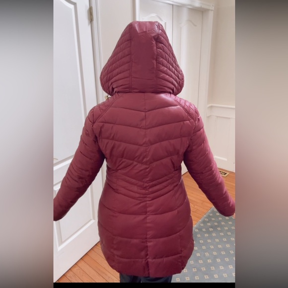 Guess Women's Burgundy Puffer Jacket size M - Picture 5 of 13